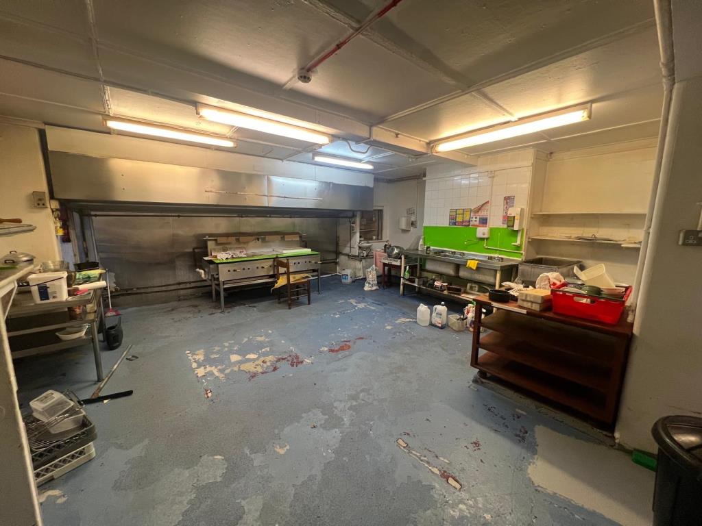 Lot: 36 - LANDMARK TOWN CENTRE FORMER RESTAURANT WITH LIVING ACCOMMODATION - Kitchen area with cooking facilities
